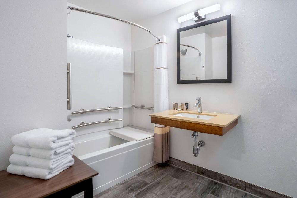 King Room - Accessible/Non-Smoking interior